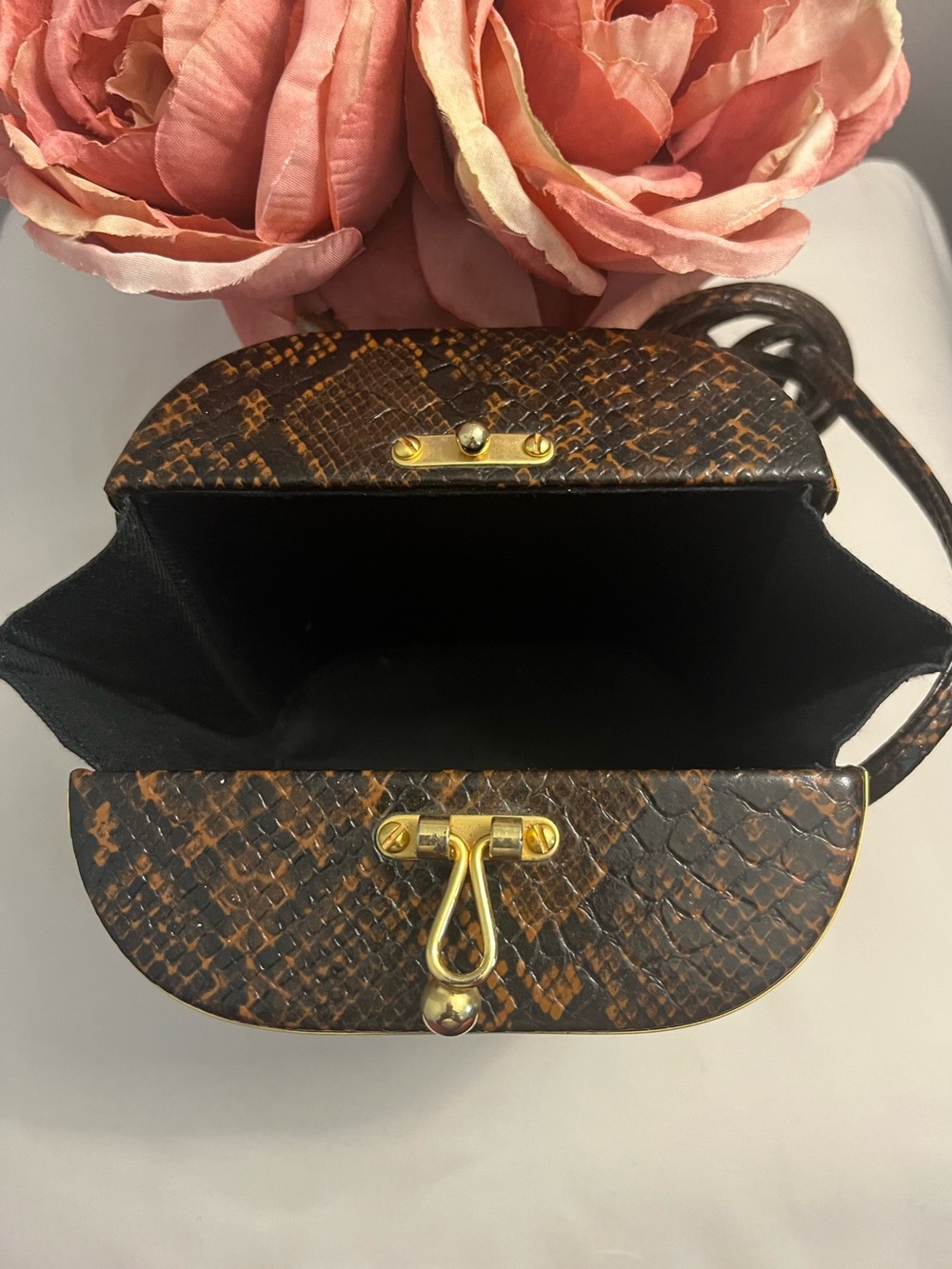 Snakeskin Vintage exotic faux leather box bag featuring a gold magnetic closure - Picture 5 of 9